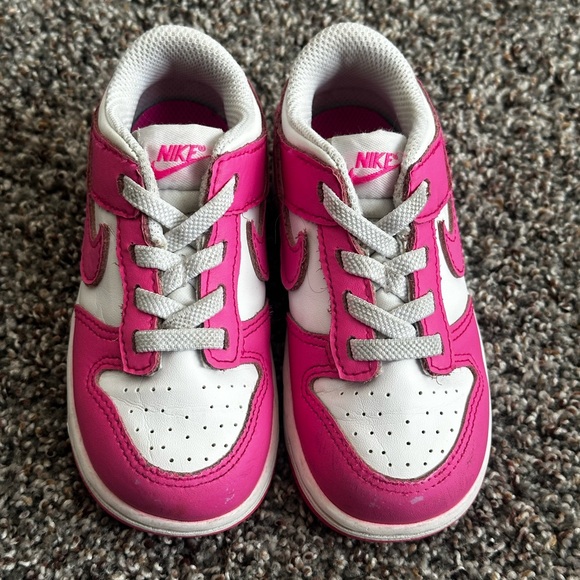 Girls Nikes hot pink 8c - Picture 3 of 4